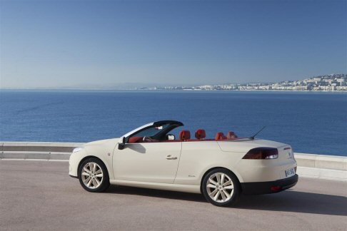 Renault - Lequipaggiamento di serie risulta particolarmente ricco ed include sei airbag, frontali, laterali e anti-effetto submarining, ABS con frenata di emergenza assistita AFE.
