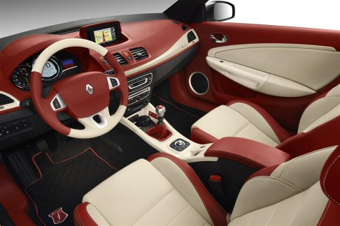 Renault - Lunit disponibile  il motore turbodiesel 1.5 dCi da 110 CV, abbinato al filtro antiparticolato a una trasmissione manuale a sei rapporti. Il listino parte da 29.400 euro. 