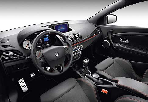 Renault - La Renault Megane RS Red Bull Racing RB8 presenta dettagli verniciati in Platinum Grey, riconoscibili allinterno del paraurti anteriore, nelle calotte degli specchietti laterali e nellalettone posteriore. 
