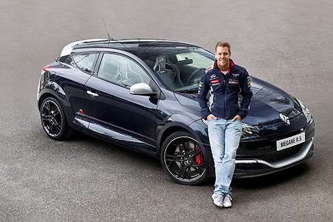 Renault - In continuit con le scelte stilistiche esterne, anche lambiente offre caratteristiche peculiari che ricordano il carattere esclusivo della limited edition. 