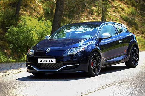 Renault - Il motore  sempre il noto 2.0 turbo twin scroll da 265 CV con funzione Stop & Start, sempre della Renault Mgane RS 265 Trophy. 