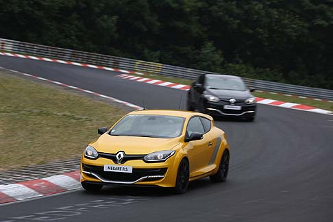 Renault - Per chi  alla guida di questa straordinaria vettura  possibile rivivere le emozioni della pista grazie al sistema R.S. Monitor 2.0, il dispositivo di acquisizione dati pi completo del mercato per un veicolo di serie.