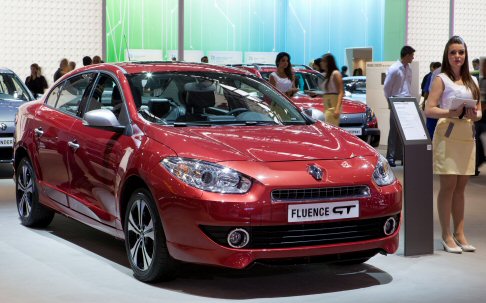 Renault - Versione sportiva della berlina tre volumi, la Renault Fluence GT offre un motore turbo dalla potenza di 180 cv, telaio sport e uno specifico design sportivo.
