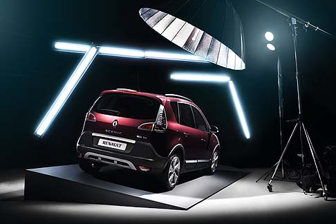 Renault - Nella versione top di gamma Energy, inoltre, Scnic XMOD Cross offre un volante sportivo, pedaliera e pomello della leva del cambio in alluminio e nuovi elementi di decorazione interna. 