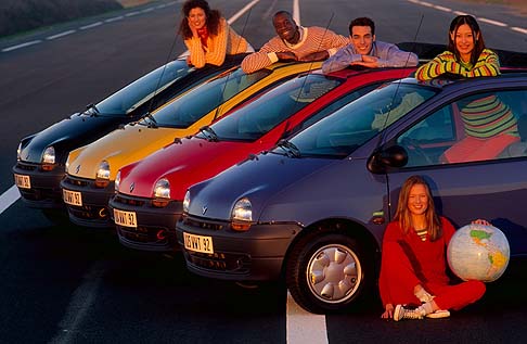 Renault - Il nome Twingo nasce dalla fusione di Twist, Swing e Tango e si offre alla clientela con un design vivace e dinamico, che trasmette gioia di vivere.