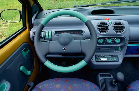 Renault - Nel 1998 viene commercializzato il restyling della vettura, con evoluzione di telaio, sedili, plancia, gruppi ottici e paraurti anteriore, e compare la serie limitata Elite.