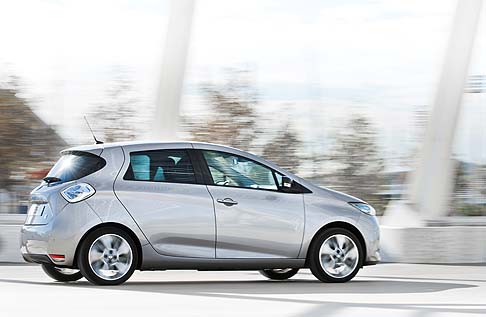Renault - Renault ZOE  il primo veicolo elettrico a ricaricarsi in un tempo compreso tra 30 minuti e 9 ore, grazie al connettore di ricarica Camlon.