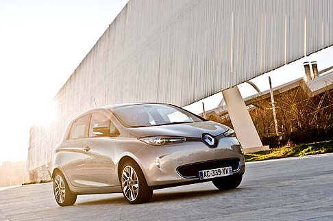 Renault - Fino a 40 km/h, il veicolo  silenzioso; superata tale soglia i rumori predominanti sono quelli delle ruote sulla strada e dellaria intorno alla carrozzeria. 