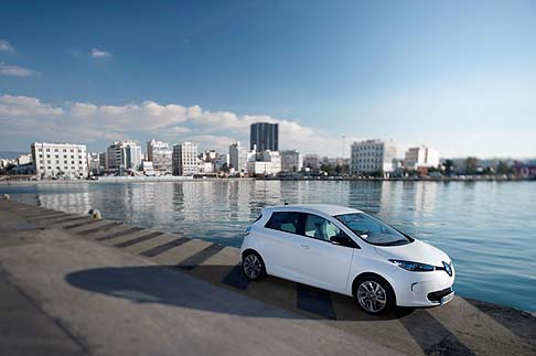 Renault - Tutte le Renault ZOE sono equipaggiate con il dispositivo Hill start assist, per facilitare le partenze in salita. Il motore elettrico  senza manutenzione, a perfetta tenuta e non richiede lubrificazione.