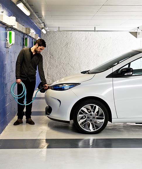 Renault - ZOE  dotata di Z.E. Voice, un suono esterno che avverte i pedoni dellarrivo del veicolo e che consente di valutarne la velocit. 