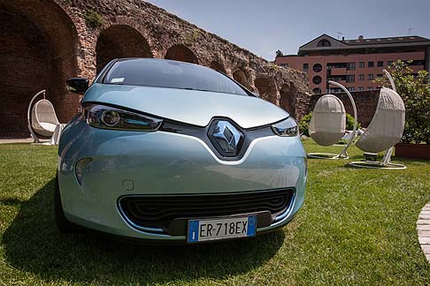 Renault - Un sistema elettrico, poi, diffonde degli aromi attivi esclusivi: energizzanti la mattina, anti-stress al ritorno dal lavoro e capaci di potenziare lattenzione durante la guida notturna. 