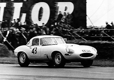 Jaguar - Rinasce un modello importante per la storia di Jaguar. Si tratta della vettura E-type Lightweight, della quale il marchio sta realizzando sei riproduzioni, che rappresentano i sei veicoli mancanti delloriginario progetto.