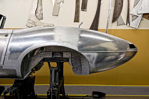 Jaguar - Le nuove vetture saranno costruite a mano dagli artigiani di Jaguar e risulter perfettamente fedele alle specifiche originali, che prevedono anche la presenza del motore 3,8 litri con sei cilindri in linea.
