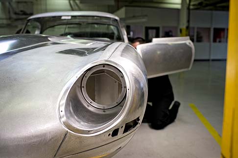 Jaguar - Appassionati collezionisti, nonch i tanti amanti di auto da corsa storiche, saranno tra i sicuri clienti di questa particolare ed interessante versione, per il cui debutto si dovr attendere la fine dellestate. 