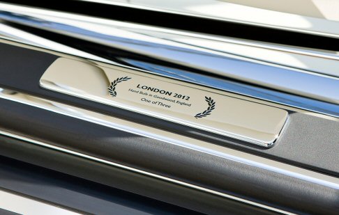 Rolls-Royce - Si chiude la kermesse olimpica e i colpi di scena non mancano nella cerimonia di chiusura, dove sfilano tre elegantissime Rolls-Royce Phantom Drophead Coup Series II, caratterizzate da un nuovo badge identificativo e da una livrea English White. 