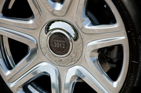 Rolls-Royce - Sulla mascherina centrale anteriore la doppia R viene sostituita dal profilo dello Spirit of Ecstasy dotato, al posto delle ali, della bandiera del Regno Unito e delle parole London 2012.