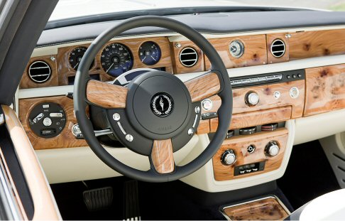 Rolls-Royce - Il nuovo simbolo compare sui coprimozzo al centro dei cerchi in lega, dove troviamo il motto dei Giochi Olimpici Citius, Altius, Fortius.