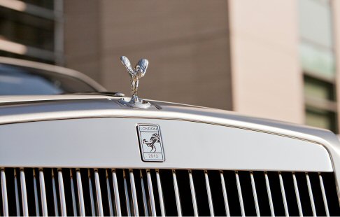 Rolls-Royce - Sul volante spicca, invece, unimmagine formata dalla torcia olimpica e da una corona di alloro. 