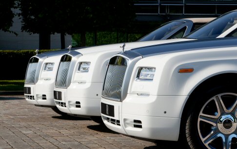 Rolls-Royce - A bordo, chiudono la serie delle novit inediti battitacco con le parole London 2012, Hand Built in Goodwood, England e One of Three, circondate da una corona di alloro.