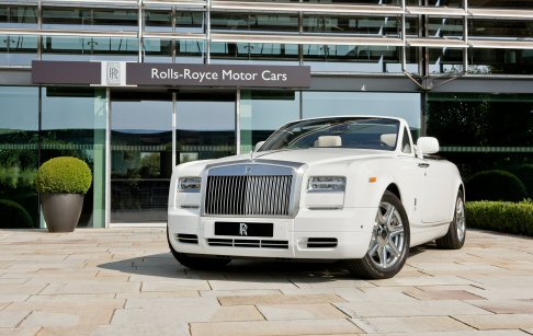 Rolls-Royce - Lad del marchio Torsten Muller-Otvos ha cos commentato: Sono felice che Rolls-Royce abbia partecipato alla celebrazione del successo di questi Giochi ed abbiamo voluto festeggiare con questo modello unico.