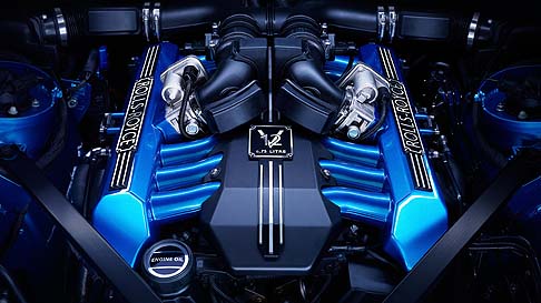 Rolls-Ryce - Per la prima volta nella storia della Rolls-Royce la finitura esterna si estende anche al motore e alle razze delle ruote.