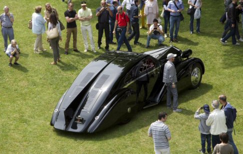 Rolls Royce - Il corpo vettura  il risultato dellabilit artigianale dellepoca, che ha modellato le porte rotonde, lapertura a mezza luna dei finestrini, i tettucci apribili singolarmente e una pinna stabilizzatrice nella parte posteriore. 