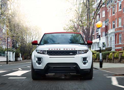 Land Rover - Ulteriori caratterizzazioni estetiche sono riconoscibili nei fari e fendinebbia oscurati, gruppi ottici posteriori trasparenti e finitura Santorini Black delle prese d'aria sui parafanghi