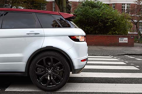 Land Rover - Unesclusiva grafica Evoque distingue la NW8 dalle altre edizioni speciali. Il motivo si ispira all'attraversamento pedonale zebrato di Abbey Road sulle protezioni delle soglie, le targhette dei sedili ed il telecomando. 