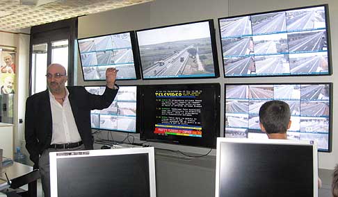 Gli Eco viaggi di GulliCAR - Sala radio con monitor dei 300 km dell'autostrada A14