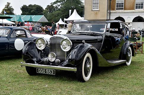 Bentley - Tra le vetture da collezione giunte da ogni parte del pianeta per sfilare in un concorso di bellezza senza eguali, spiccano i modelli Bentley, uno dei quali accompagnato da unautentica leggenda del mondo delle corse, il pilota Derek Bell. 