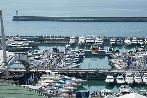 Banrca - Salone Nautico Internazionale di Genova area esterna con la suggestiva sezione floating