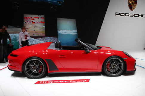 Porsche - Tra le particolarità della Porsche 911 Speedster Concept spicca l’assenza di un tetto, mentre si fa notare la doppia gobba posteriore in fibra di carbonio