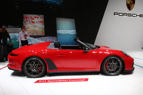 Porsche - Tra le particolarit della Porsche 911 Speedster Concept spicca lassenza di un tetto, mentre si fa notare la doppia gobba posteriore in fibra di carbonio