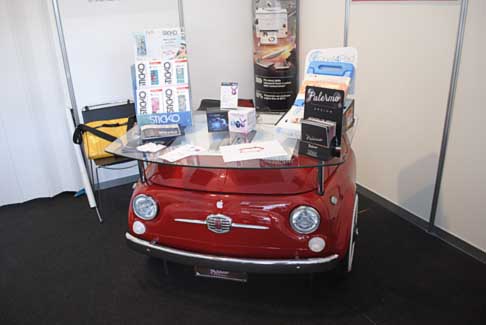 Fiera del Levante - Scrivania con il musetto della Fiat 500 alla Fiera del Levante di Bari