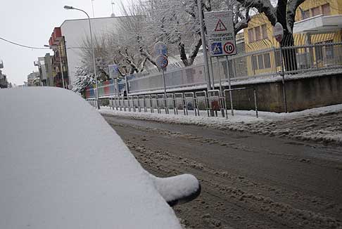 Neve in Puglia - Scuole chiuse per neve scuola elementare Aldo Moro Acquaviva delle Fonti Bari