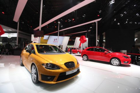 Seat - Le fiancate della coup sportiva tre porte sono solcate da linee nette, mentre limponente posteriore e i cerchi da 17 pollici ne enfatizzano. Infine, i gusci neri degli specchietti retrovisori creano un deciso contrasto con il giallo Crono della livrea. 