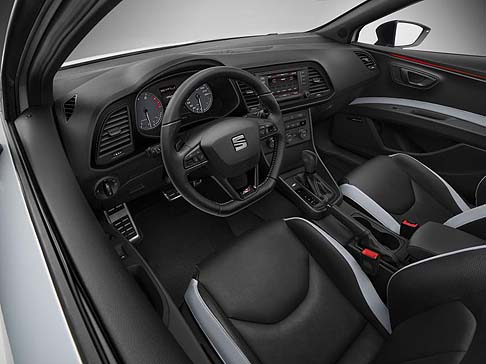 Seat - La versione CUPRA 280 si differenzia per la presenza di ruote da 19 pollici con una vernice finitura titanio, spoiler sul bordo posteriore del tetto, scritte CUPRA sulle pinze dei freni e gusci dei retrovisori esterni di colore nero . 