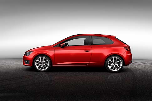Seat - Il frontale della nuova Leon SC  caratterizzato dal design a freccia. 