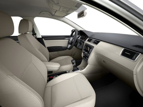 Seat - Lallestimento Reference propone di serie specchietti regolabili elettricamente, volante multifunzione, radio CD MP3 con ingresso aux-in, aria condizionata e computer di bordo.