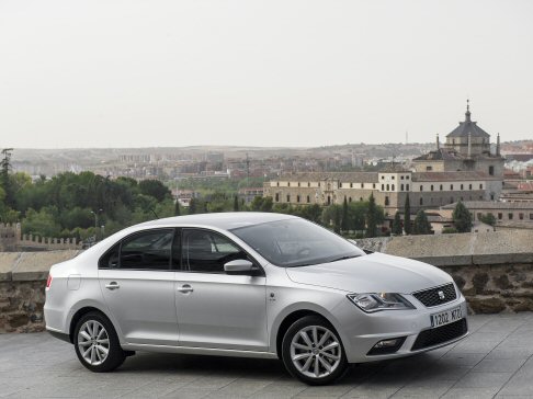 Seat - La dotazione di serie per tutte e tre le versioni comprende: airbag frontali, airbag laterali anteriori per guidatore e passeggero, airbag per testa e torace, segnale di cinture di sicurezza non allacciate, ABS.