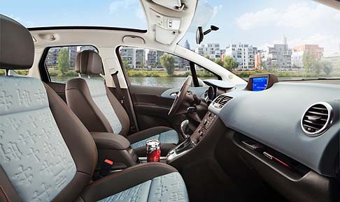 Opel - I sedili ergonomici premium Opel assicurano una eccellente posizione di seduta e il massimo comfort per la schiena.