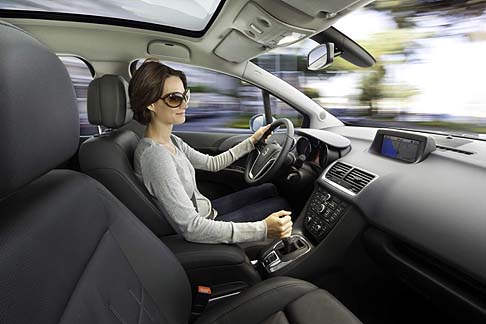 Opel - I sedili sono sviluppati tenendo della sicurezza dei passeggeri. La dotazione comprende airbag, sensori di seduta e tensionatori delle cinture di sicurezza.