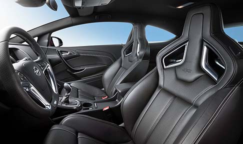 Opel - Una delle funzioni pi complesse a cui devono assolvere i sedili  tenere chi  seduto al caldo o al fresco, a seconda delle condizioni meteorologiche. 