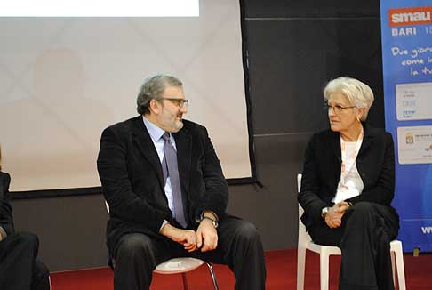 Smart City - Il sindaco Michele Emiliano di Bari e Anna Brogi dellEnel, Responsabile Qualit Sicurezza Ambiente, Divisione Infrastrutture e Reti