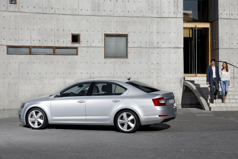 Skoda - Per la prima volta una KODA  equipaggiata con lAdaptive Cruise Assistant, che mantiene automaticamente una distanza predefinita dal veicolo antistante.