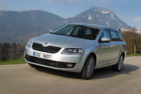 Skoda - Aumentata nelle dimensioni, la vettura offre spazi confortevoli,la massima funzionalit ed efficienza al top. Non mancano a bordo innovativi sistemi tecnologici per la sicurezza e il comfort, tante soluzioni Simply Clever. 