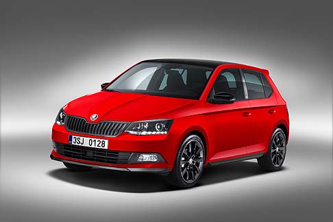 Skoda - La nuova Superb offre uno stile rinnovato attingendo alcuni elementi di design dal prototipo VisionC. 