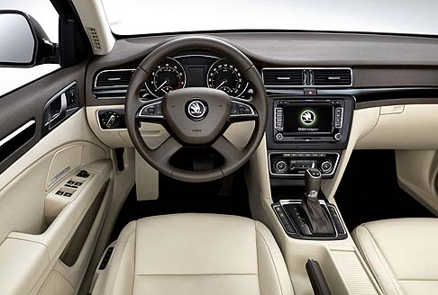 Skoda - Sia la berlina che la Wagon propongono il sistema di assistenza al parcheggio Automatic Parking Assistant di ultima generazione. Tra gli elementi allinsegna del comfort spicca, infine, il tetto ad azionamento elettrico. 