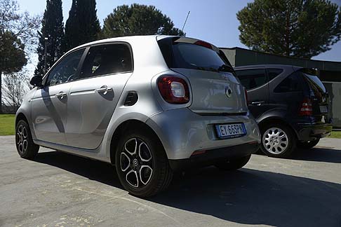 Smart - Il motore entry level della Smart Forfour, da 61 CV,  un aspirato da 999 cc, pensato per i neopatentati