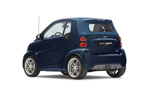 Smart - Caratterizzate da bodypanel e cellula tridion nellintrigante tonalit blue shiny, le compatte tedesche adottano cerchi in lega BRABUS silver shiny da 16 pollici maggiorati. 